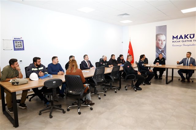 ​İlçemizde meydana gelebilecek olası depremlere karşı hazırlık kapsamında düzenlenen masa başı deprem tatbikatına, Belediye Başkan Vekilimiz Ahmet Demir, Belediye Başkan Yardımcımız ve ilgili birim müdürlüklerimiz katılım sağladı.