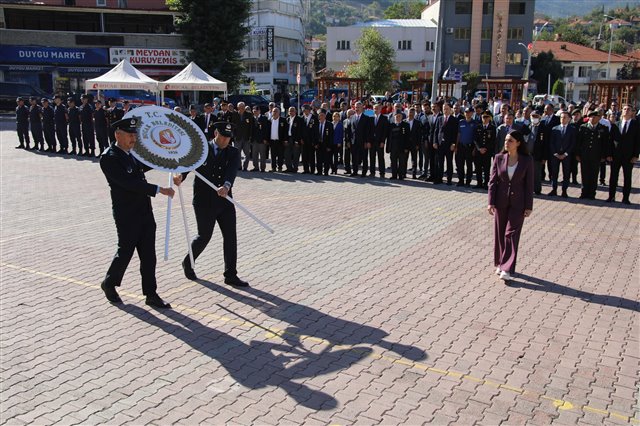 19 Eylül Gaziler Günü dolayısıyla Cumhuriyet Meydanımızda düzenlenen çelenk sunma törenine katıldık.