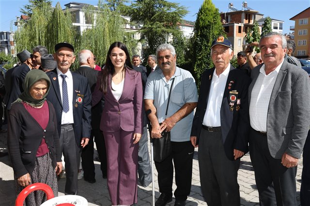 19 Eylül Gaziler Günü dolayısıyla Cumhuriyet Meydanımızda düzenlenen çelenk sunma törenine katıldık.