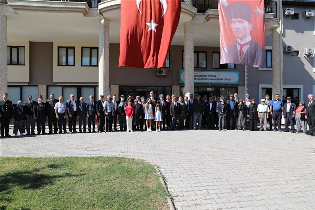 19 Eylül Gaziler Günü dolayısıyla Cumhuriyet Meydanımızda düzenlenen çelenk sunma törenine katıldık.