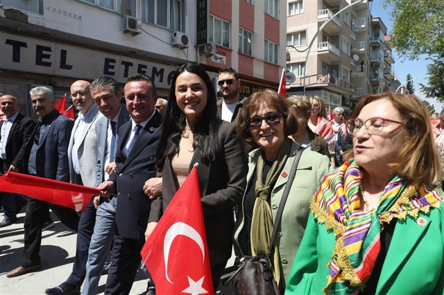 Temsili Yörük Göçü yürüyüşüyle başlayan Burdur Teke Yöresi 11. Tarım, Hayvancılık, Tarım Teknolojileri ve Yem Fuarı’nda sektör temsilcileri ve üreticilerimizle bir araya geldik.