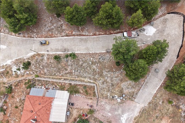 Çavuşlar Mahallesi 3318. Sokak’ta, Hökez Dağı yolunun başlangıcındaki toprak yolu parke ile kaplayarak ulaşımı daha güvenli ve kullanışlı hale getirdik.