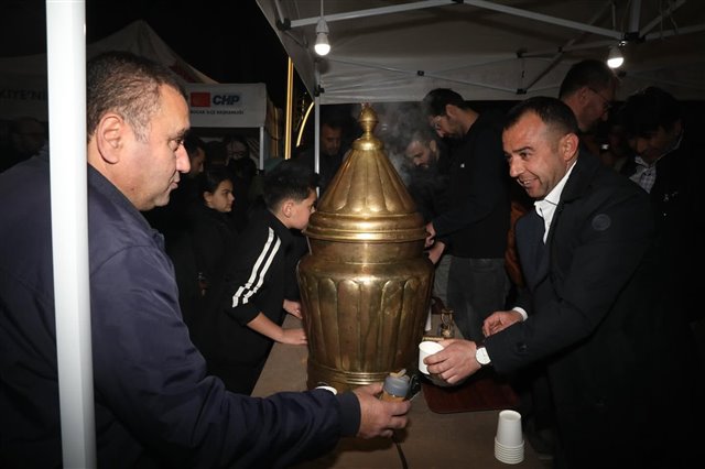 Kadir Gecesi vesilesiyle Belediye Başkan Yardımcımız Hüseyin Göktur ve Belediye Meclis Üyelerimiz ile birlikte Hacı Ömer Ağa Camii önünde hemşehrilerimize salep ikramında bulunduk.