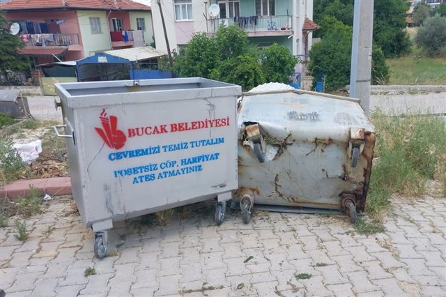 İlçe genelinde kullanım ömrünü tamamlamış, hasar görmüş ve hijyen açısından yetersiz hale gelen çöp konteynerlerini, belediyemiz tarafından kendi imkanlarımızla üretilen yeni konteynerlerle yeniliyoruz.