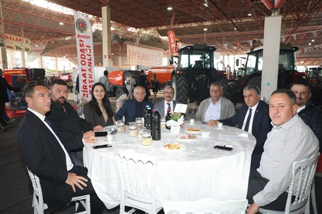 Temsili Yörük Göçü yürüyüşüyle başlayan Burdur Teke Yöresi 11. Tarım, Hayvancılık, Tarım Teknolojileri ve Yem Fuarı’nda sektör temsilcileri ve üreticilerimizle bir araya geldik.