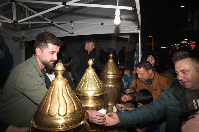 Kadir Gecesi vesilesiyle Belediye Başkan Yardımcımız Hüseyin Göktur ve Belediye Meclis Üyelerimiz ile birlikte Hacı Ömer Ağa Camii önünde hemşehrilerimize salep ikramında bulunduk.