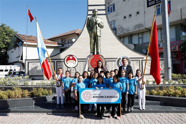 19 Eylül Gaziler Günü dolayısıyla Cumhuriyet Meydanımızda düzenlenen çelenk sunma törenine katıldık.