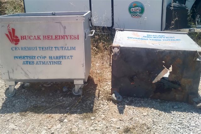 İlçe genelinde kullanım ömrünü tamamlamış, hasar görmüş ve hijyen açısından yetersiz hale gelen çöp konteynerlerini, belediyemiz tarafından kendi imkanlarımızla üretilen yeni konteynerlerle yeniliyoruz.