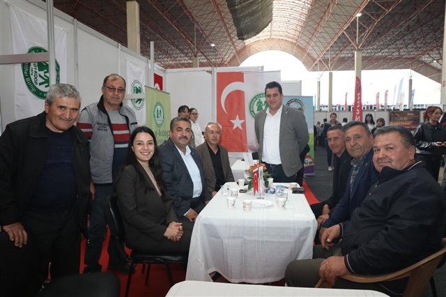 Temsili Yörük Göçü yürüyüşüyle başlayan Burdur Teke Yöresi 11. Tarım, Hayvancılık, Tarım Teknolojileri ve Yem Fuarı’nda sektör temsilcileri ve üreticilerimizle bir araya geldik.