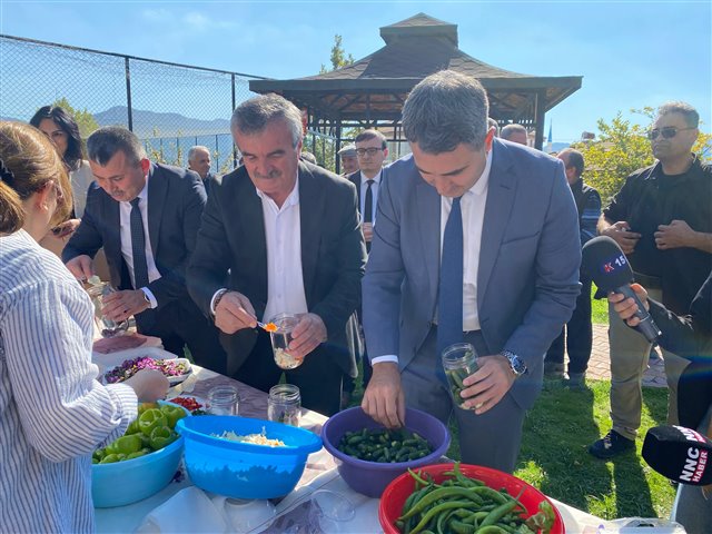 Bucak Belediye Başkan Vekilimiz Mesut Günel, “Gelenekten Geleceğe Kültür Köprüsü” programına katılarak kurulan stantlarda geçmişten günümüze ulaşan geleneklerimizi bizzat deneyimledi.