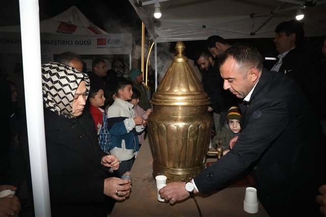 Kadir Gecesi vesilesiyle Belediye Başkan Yardımcımız Hüseyin Göktur ve Belediye Meclis Üyelerimiz ile birlikte Hacı Ömer Ağa Camii önünde hemşehrilerimize salep ikramında bulunduk.