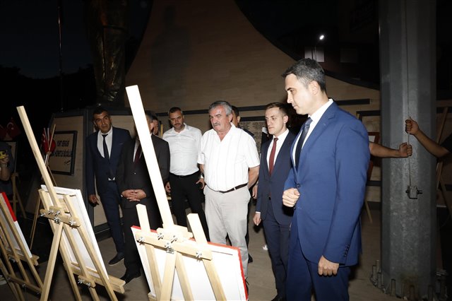 Belediye Başkan Vekilimiz Mesut Günel, 15 Temmuz Demokrasi ve Millî Birlik Günü kapsamında düzenlenen anma programına, İlçe Kaymakamımız Sayın Can Kazım Kuruca ve ilçe protokolü ile birlikte katıldı.