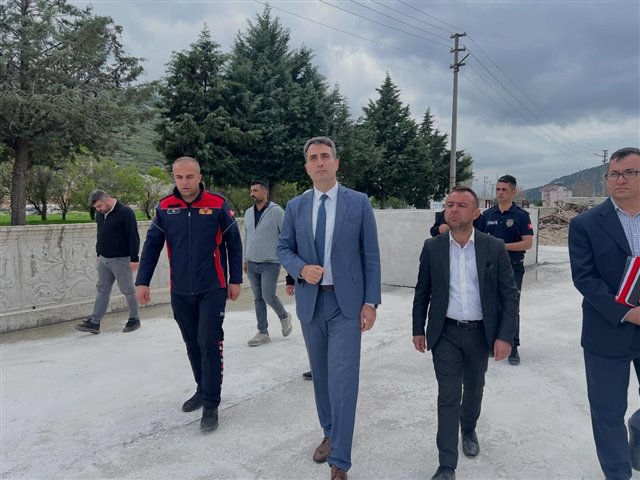 İlçe Kaymakamımız Sayın Can Kazım Kuruca ve Belediye Başkan Yardımcımız Sayın Hüseyin Göktur, yapımı devam eden Afet Eğitim Merkezi’nde yürütülen çalışmaları yerinde inceledi.