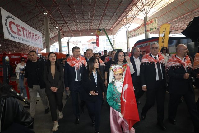 Temsili Yörük Göçü yürüyüşüyle başlayan Burdur Teke Yöresi 11. Tarım, Hayvancılık, Tarım Teknolojileri ve Yem Fuarı’nda sektör temsilcileri ve üreticilerimizle bir araya geldik.