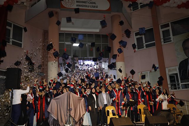 Mehmet Cadıl Anadolu Öğretmen Lisesi’nin mezuniyet törenine katıldık ve gençlerimizin bu anlamlı anına tanıklık ettik.