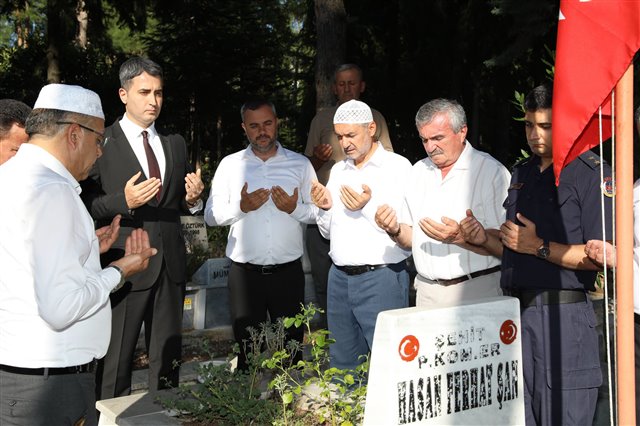Belediye Başkan Vekilimiz Mesut Günel, 15 Temmuz Demokrasi ve Millî Birlik Günü kapsamında düzenlenen anma programına, İlçe Kaymakamımız Sayın Can Kazım Kuruca ve ilçe protokolü ile birlikte katıldı.