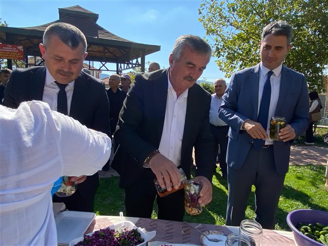 Bucak Belediye Başkan Vekilimiz Mesut Günel, “Gelenekten Geleceğe Kültür Köprüsü” programına katılarak kurulan stantlarda geçmişten günümüze ulaşan geleneklerimizi bizzat deneyimledi.