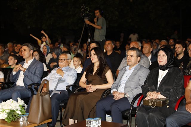 Mehmet Cadıl Anadolu Öğretmen Lisesi’nin mezuniyet törenine katıldık ve gençlerimizin bu anlamlı anına tanıklık ettik.