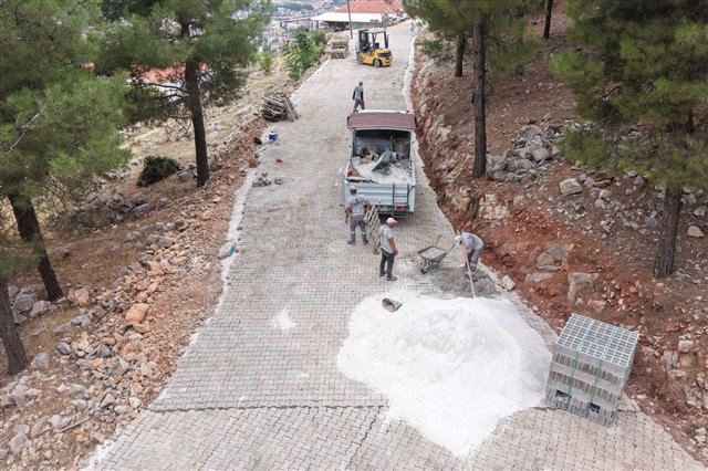 Çavuşlar Mahallesi 3318. Sokak’ta, Hökez Dağı yolunun başlangıcındaki toprak yolu parke ile kaplayarak ulaşımı daha güvenli ve kullanışlı hale getirdik.