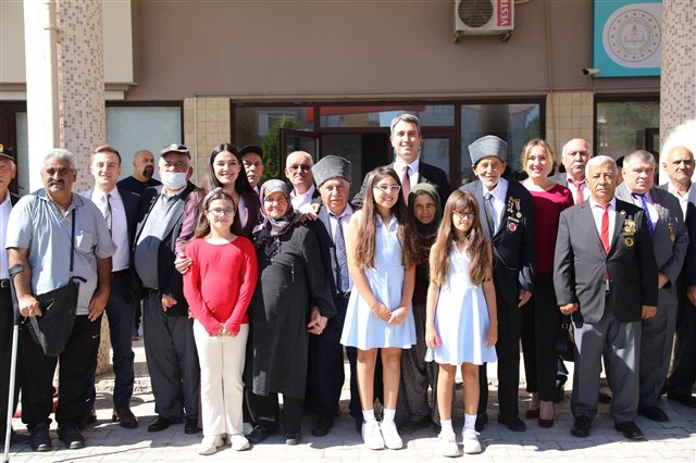 19 Eylül Gaziler Günü dolayısıyla Cumhuriyet Meydanımızda düzenlenen çelenk sunma törenine katıldık.
