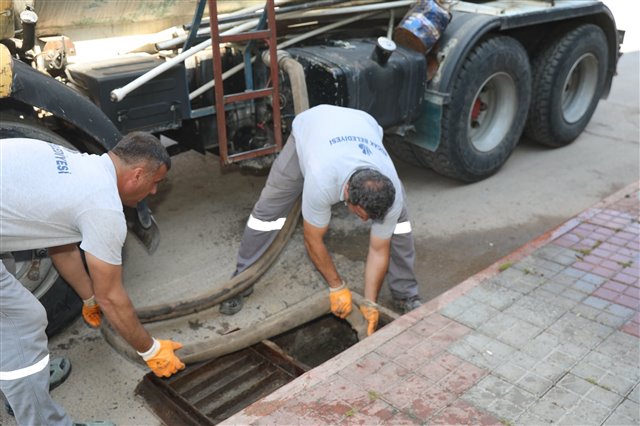 İlçemizde etkili olan şiddetli yağışın ardından ekiplerimiz sahada çalışmalarını aralıksız sürdürdü.