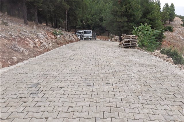 Çavuşlar Mahallesi 3318. Sokak’ta, Hökez Dağı yolunun başlangıcındaki toprak yolu parke ile kaplayarak ulaşımı daha güvenli ve kullanışlı hale getirdik.