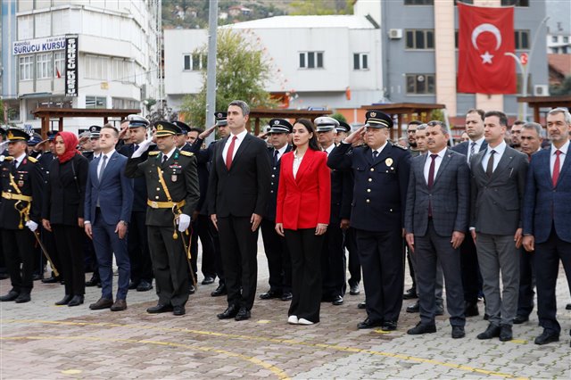 ​Cumhuriyetimizin 103. yıl dönümünde, Ulu Önderimiz Gazi Mustafa Kemal Atatürk’ün anıtına çelengimizi sunarak Cumhuriyetimize olan bağlılığımızı bir kez daha ifade ettik.