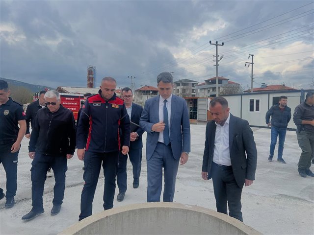 İlçe Kaymakamımız Sayın Can Kazım Kuruca ve Belediye Başkan Yardımcımız Sayın Hüseyin Göktur, yapımı devam eden Afet Eğitim Merkezi’nde yürütülen çalışmaları yerinde inceledi.