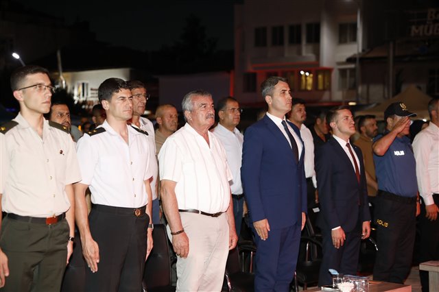 Belediye Başkan Vekilimiz Mesut Günel, 15 Temmuz Demokrasi ve Millî Birlik Günü kapsamında düzenlenen anma programına, İlçe Kaymakamımız Sayın Can Kazım Kuruca ve ilçe protokolü ile birlikte katıldı.