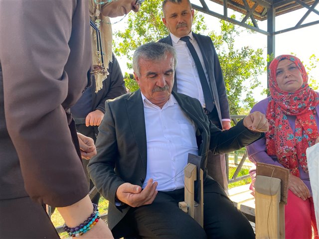 Bucak Belediye Başkan Vekilimiz Mesut Günel, “Gelenekten Geleceğe Kültür Köprüsü” programına katılarak kurulan stantlarda geçmişten günümüze ulaşan geleneklerimizi bizzat deneyimledi.