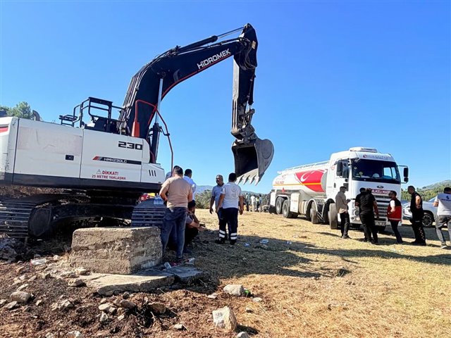 ​Kavacık Köyü’nde devam eden arazi yangınına karşı Bucak Belediyesi olarak tüm ekiplerimizle sahadayız.