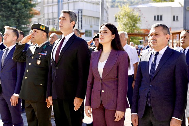 19 Eylül Gaziler Günü dolayısıyla Cumhuriyet Meydanımızda düzenlenen çelenk sunma törenine katıldık.