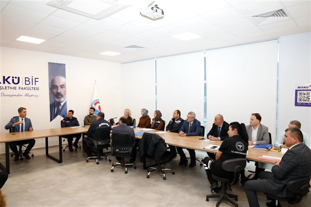 ​İlçemizde meydana gelebilecek olası depremlere karşı hazırlık kapsamında düzenlenen masa başı deprem tatbikatına, Belediye Başkan Vekilimiz Ahmet Demir, Belediye Başkan Yardımcımız ve ilgili birim müdürlüklerimiz katılım sağladı.