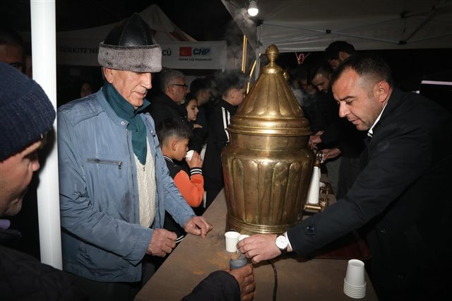 Kadir Gecesi vesilesiyle Belediye Başkan Yardımcımız Hüseyin Göktur ve Belediye Meclis Üyelerimiz ile birlikte Hacı Ömer Ağa Camii önünde hemşehrilerimize salep ikramında bulunduk.