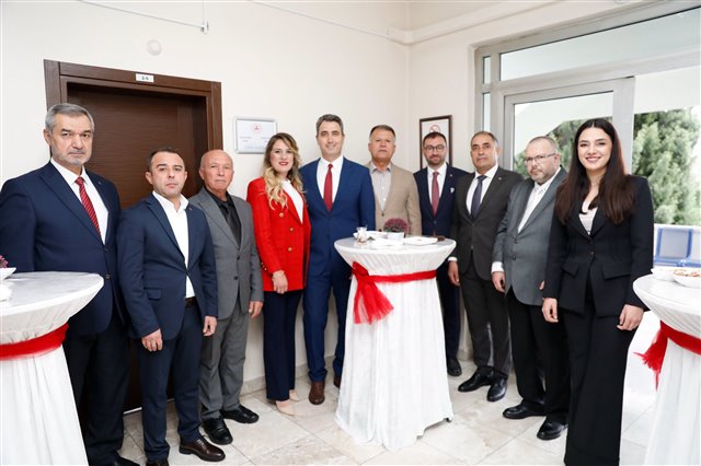 ​Cumhuriyetimizin 103. yıl dönümünde, Ulu Önderimiz Gazi Mustafa Kemal Atatürk’ün anıtına çelengimizi sunarak Cumhuriyetimize olan bağlılığımızı bir kez daha ifade ettik.