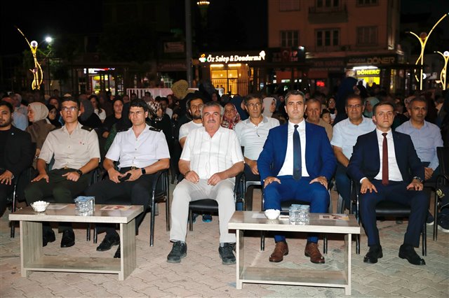 Belediye Başkan Vekilimiz Mesut Günel, 15 Temmuz Demokrasi ve Millî Birlik Günü kapsamında düzenlenen anma programına, İlçe Kaymakamımız Sayın Can Kazım Kuruca ve ilçe protokolü ile birlikte katıldı.