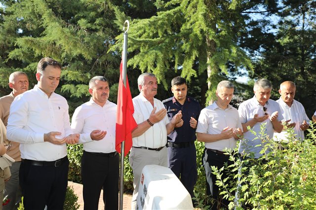 Belediye Başkan Vekilimiz Mesut Günel, 15 Temmuz Demokrasi ve Millî Birlik Günü kapsamında düzenlenen anma programına, İlçe Kaymakamımız Sayın Can Kazım Kuruca ve ilçe protokolü ile birlikte katıldı.