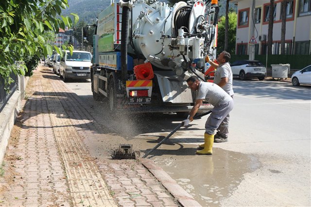 İlçemizde etkili olan şiddetli yağışın ardından ekiplerimiz sahada çalışmalarını aralıksız sürdürdü.