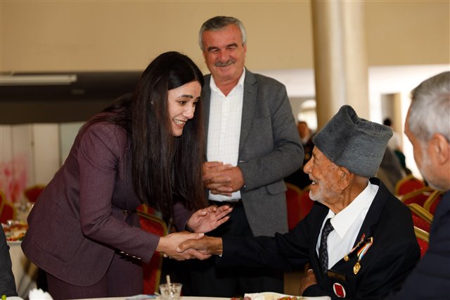 19 Eylül Gaziler Günü dolayısıyla Cumhuriyet Meydanımızda düzenlenen çelenk sunma törenine katıldık.