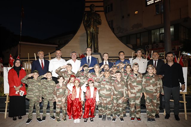 Belediye Başkan Vekilimiz Mesut Günel, 15 Temmuz Demokrasi ve Millî Birlik Günü kapsamında düzenlenen anma programına, İlçe Kaymakamımız Sayın Can Kazım Kuruca ve ilçe protokolü ile birlikte katıldı.