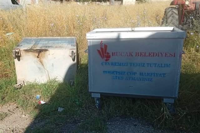 İlçe genelinde kullanım ömrünü tamamlamış, hasar görmüş ve hijyen açısından yetersiz hale gelen çöp konteynerlerini, belediyemiz tarafından kendi imkanlarımızla üretilen yeni konteynerlerle yeniliyoruz.