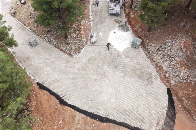 Çavuşlar Mahallesi 3318. Sokak’ta, Hökez Dağı yolunun başlangıcındaki toprak yolu parke ile kaplayarak ulaşımı daha güvenli ve kullanışlı hale getirdik.