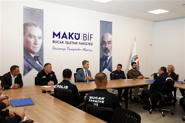 ​İlçemizde meydana gelebilecek olası depremlere karşı hazırlık kapsamında düzenlenen masa başı deprem tatbikatına, Belediye Başkan Vekilimiz Ahmet Demir, Belediye Başkan Yardımcımız ve ilgili birim müdürlüklerimiz katılım sağladı.