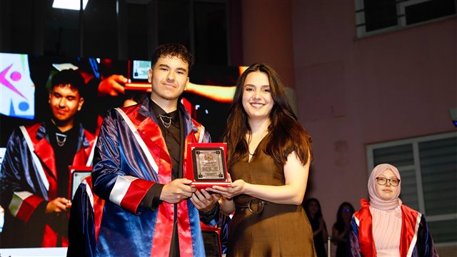 Mehmet Cadıl Anadolu Öğretmen Lisesi’nin mezuniyet törenine katıldık ve gençlerimizin bu anlamlı anına tanıklık ettik.