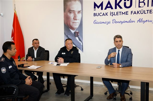 ​İlçemizde meydana gelebilecek olası depremlere karşı hazırlık kapsamında düzenlenen masa başı deprem tatbikatına, Belediye Başkan Vekilimiz Ahmet Demir, Belediye Başkan Yardımcımız ve ilgili birim müdürlüklerimiz katılım sağladı.