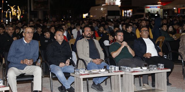 ​Başkan Yardımcımız Hüseyin Göktur, Yeni Parti İlçe Başkanımız Gökhan Acar ve Meclis Üyemiz Özcan Duran ile birlikte, A Milli Takımımızın maçını vatandaşlarımızla birlikte belediyemiz önünde coşkuyla izledik.