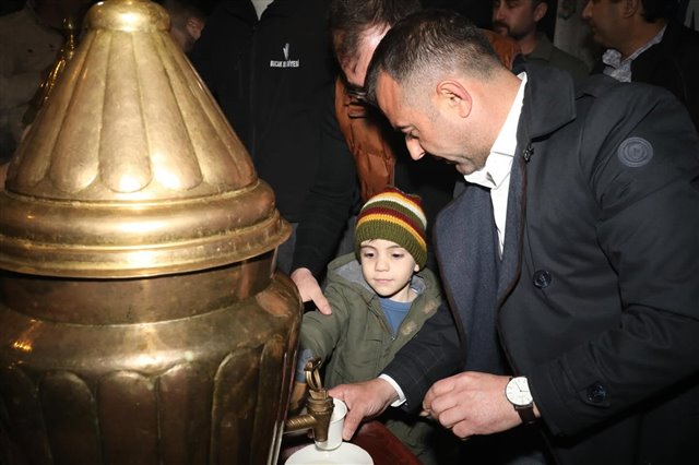 Kadir Gecesi vesilesiyle Belediye Başkan Yardımcımız Hüseyin Göktur ve Belediye Meclis Üyelerimiz ile birlikte Hacı Ömer Ağa Camii önünde hemşehrilerimize salep ikramında bulunduk.