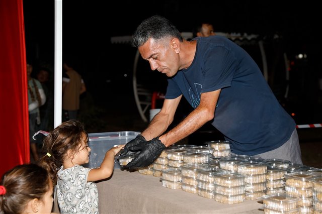 Hacı Ömer Ağa Camimizde Mevlid Kandili vesilesiyle tatlı ikramlarında bulunduk. 