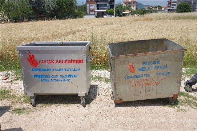 İlçe genelinde kullanım ömrünü tamamlamış, hasar görmüş ve hijyen açısından yetersiz hale gelen çöp konteynerlerini, belediyemiz tarafından kendi imkanlarımızla üretilen yeni konteynerlerle yeniliyoruz.
