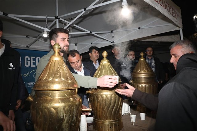 Kadir Gecesi vesilesiyle Belediye Başkan Yardımcımız Hüseyin Göktur ve Belediye Meclis Üyelerimiz ile birlikte Hacı Ömer Ağa Camii önünde hemşehrilerimize salep ikramında bulunduk.